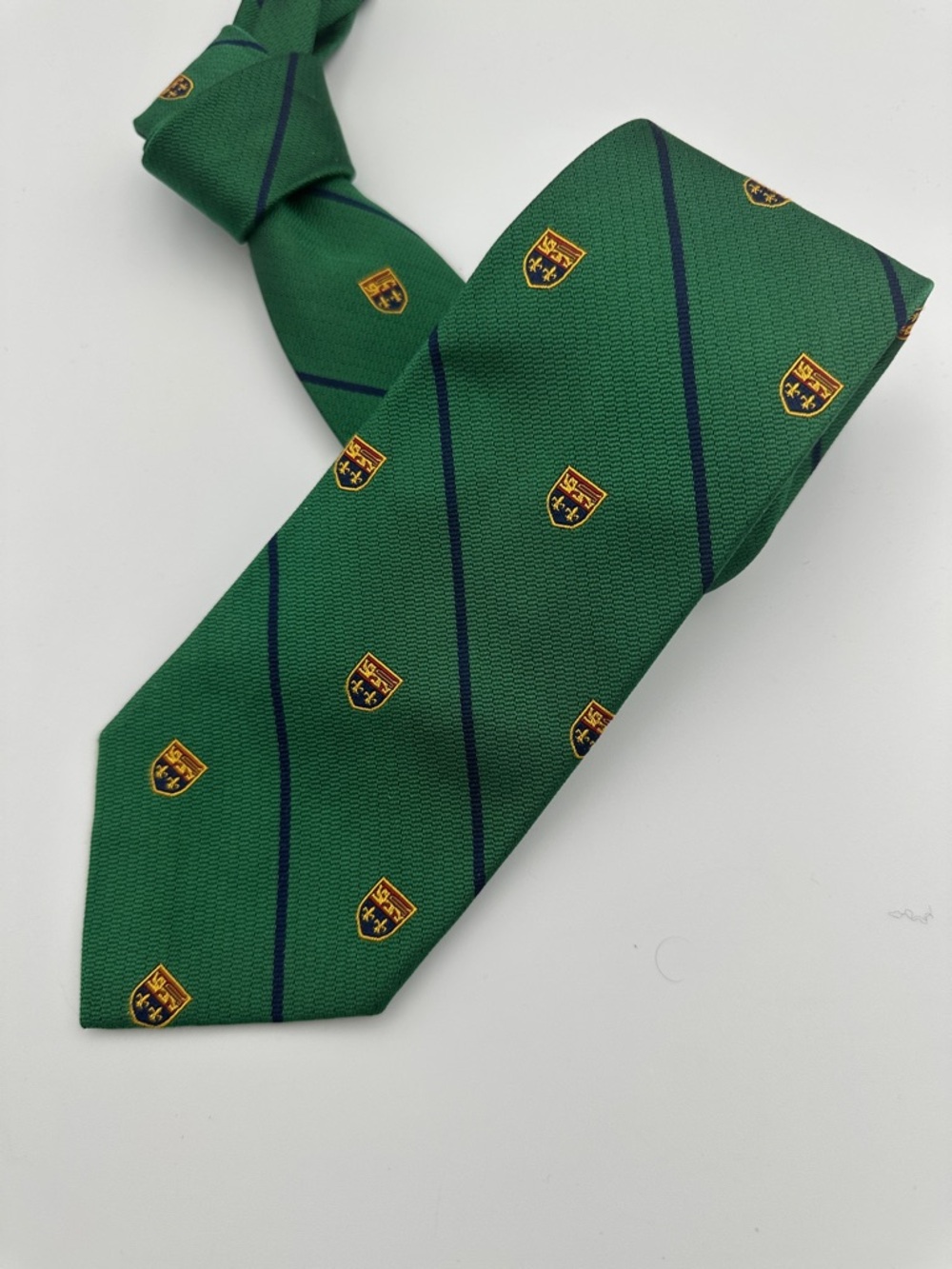 Polo Ralph Lauren tie is a vintage club tie featuring crest patterns on green - Picture 6 of 8